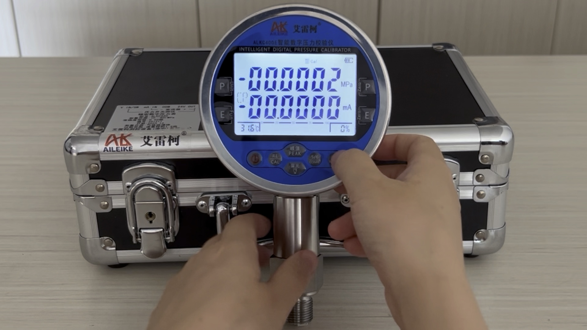 本仪器可快速测试 乙二醇与丙二醇型防冻液的结晶冰点及测量电池水的比重（相对密度）