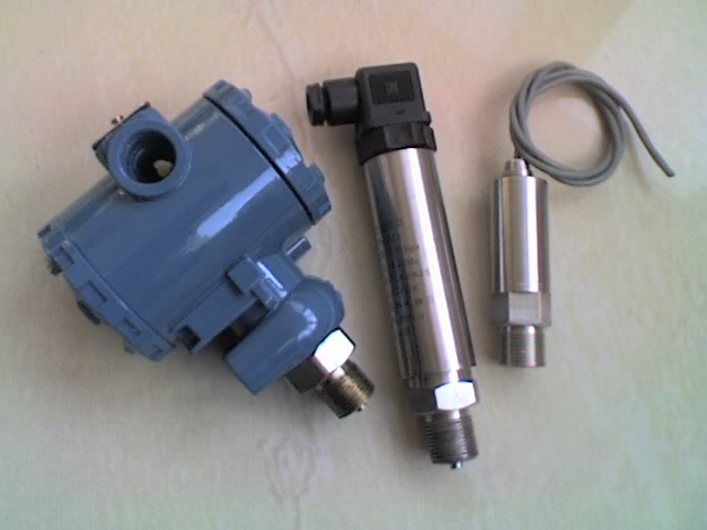 此刻正微微蹙眉看着我手里那个半透明的文件盒——里面装着我收拾好的个人物品