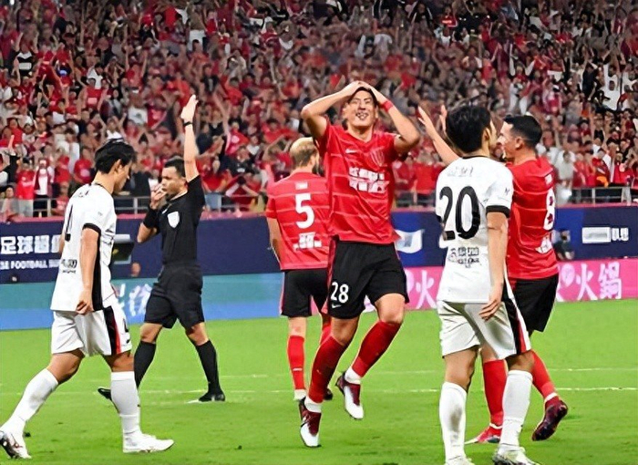 成都蓉城亚冠遭亚足联罚款3000美元 6黄牌引争议