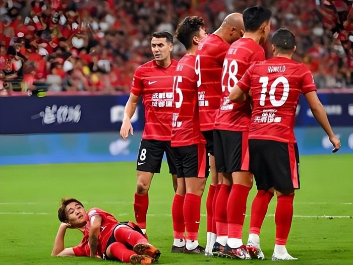 成都蓉城亚冠遭亚足联罚款3000美元 6黄牌引争议