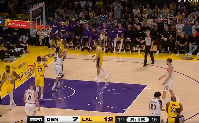 湖人开场12分全靠三分球引