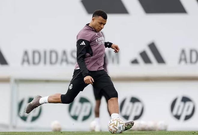 皇马德比赛阵容浮现：姆巴佩卡雷拉斯有望首发