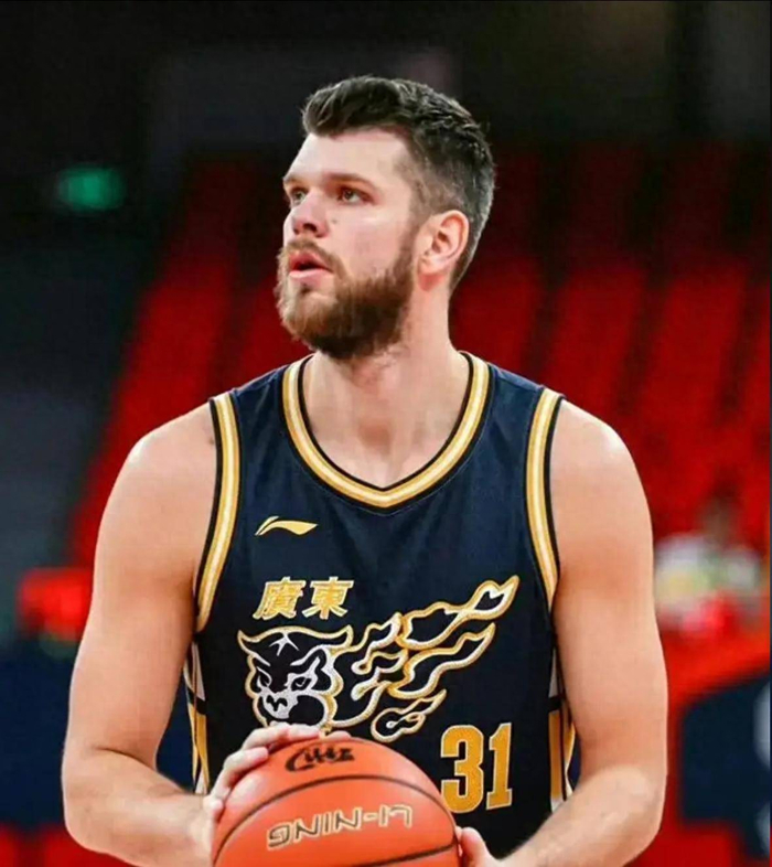 广东队休赛期备战冲刺：拉科塞维奇注册在即，